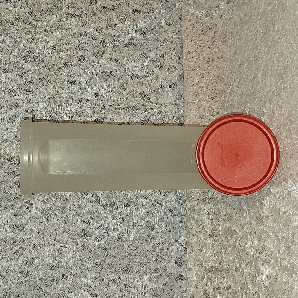 Tupperware: Round Container with Lid - Picture 2 of 5